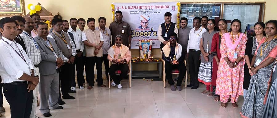 ದೊಡ್ಡಬಳ್ಳಾಪುರದ ಆರ್.ಎಲ್.ಜಾಲಪ್ಪ ತಾಂತ್ರಿಕ ಮಹಾವಿದ್ಯಾಲಯದಲ್ಲಿ ಸರ್.ಎಂ.ವಿಶ್ವೇಶ್ವರಯ್ಯ ಜನ್ಮದಿನದ ಅಂಗವಾಗಿ ನಡೆದ ಎಂಜಿನಿಯರುಗಳ ದಿನಾಚರಣೆಯಲ್ಲಿ ಕ್ಯಾಂಪಸ್‌ನ ಅಭಿಯಂತರರನ್ನು ಸನ್ಮಾನಿಸಲಾಯಿತು