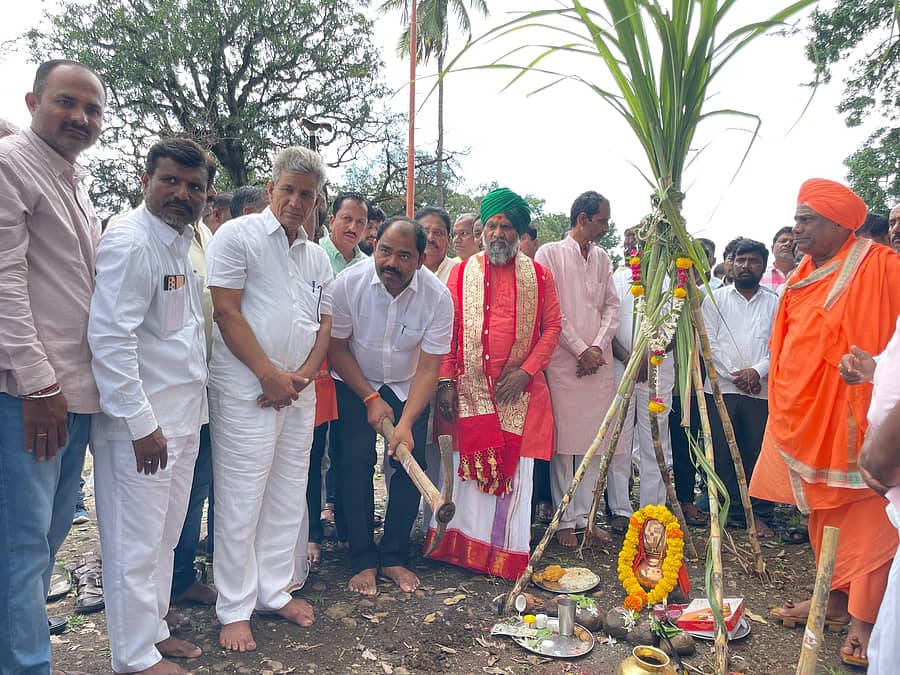 ಕಮಲಾಪುರ ಸಮೀಪದ ನರೋಣ ಕ್ಷೇಮಲಿಂಗೇಶ್ವರ ದೇವಸ್ಥಾನ ಆವರಣದಲ್ಲಿ ಸಮುದಾಯ ಭವನ ಕಾಮಗಾರಿಗೆ ಶಾಸಕ ಬಸವರಾಜ ಮತ್ತಿಮಡು ಚಾಲನೆ ನೀಡಿದರು