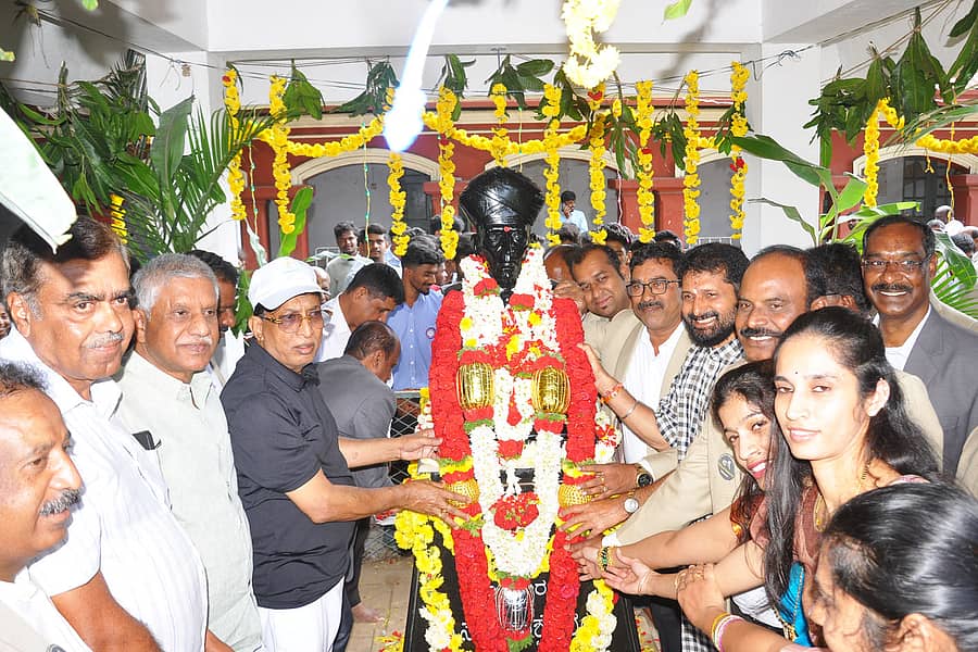 ವಿಶ್ವೇಶ್ವರಯ್ಯ ಪುತ್ಥಳಿಗೆ ಸಿ.ಟಿ.ರವಿ, ಎಸ್.ಎಲ್.ಭೋಜೇಗೌಡ ಸೋಮವಾರ ಮಾಲಾರ್ಪಣೆ ಮಾಡಿದರು