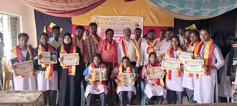ಶಿಡ್ಲಘಟ್ಟದ ಸರ್ಕಾರಿ ಪಿಯು ಕಾಲೇಜಿನಲ್ಲಿ ಕಸಾಪದಿಂದ ಸರ್.ಎಂ.ವಿಶ್ವೇಶ್ವರಯ್ಯ ಕುರಿತು ನಡೆಸಿದ ಪ್ರಬಂಧ ಸ್ಪರ್ಧೆಯಲ್ಲಿ ವಿಜೇತ ವಿದ್ಯಾರ್ಥಿಗಳಿಗೆ ಪ್ರಮಾಣಪತ್ರ