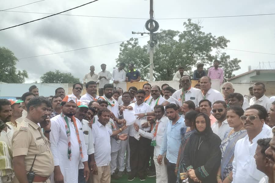 ಗುರುಮಠಕಲ್ ಶಾಸಕ ಶರಣಗೌಡ ಕಂದಕೂರ ವಿರುದ್ಧ ಕಾಂಗ್ರೆಸ್ ಮುಖಂಡರು ಸೋಮವಾರ ಪ್ರತಿಭಟನೆ ನಡೆಸಿ ತಹಶೀಲ್ದಾರ್ ಶಾಂತಗೌಡ ಬಿರಾದಾರ ಅವರಿಗೆ ಮನವಿಪತ್ರ ಸಲ್ಲಿಸಿದರು