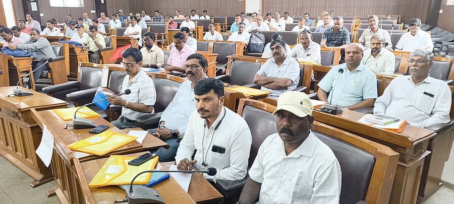 ಜಿಲ್ಲಾ ಪಂಚಾಯಿತಿ ಸಭಾಂಗಣದಲ್ಲಿ ನಡೆದ ಸಾಮಾಜಿಕ ಮತ್ತು ಶೈಕ್ಷಣಿಕ ಸಮೀಕ್ಷೆಯ ತರಬೇತಿಯ ಜಿಲ್ಲಾ ಹಂತದ ಮಾಸ್ಟರ್ ಟ್ರೈನರ್ಸ್ ತರಬೇತಿಗೆ ಹಾಜರಾದ ಶಿಬಿರಾರ್ಥಿಗಳು