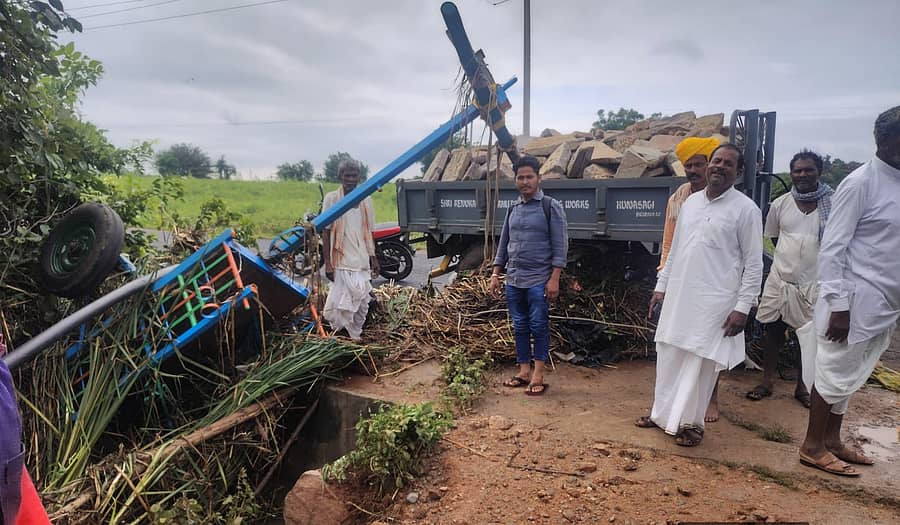 <div class="paragraphs"><p>ಹುಣಸಗಿ ತಾಲ್ಲೂಕಿನ ಹನುಮಸಾಗರ ಗ್ರಾಮದಲ್ಲಿ ಹಳ್ಳದ ನೀರಿಗೆ ಕೊಚ್ಚಿ ಹೊದ&nbsp;ಎತ್ತಿನ&nbsp;ಬಂಡಿ</p><p></p></div>