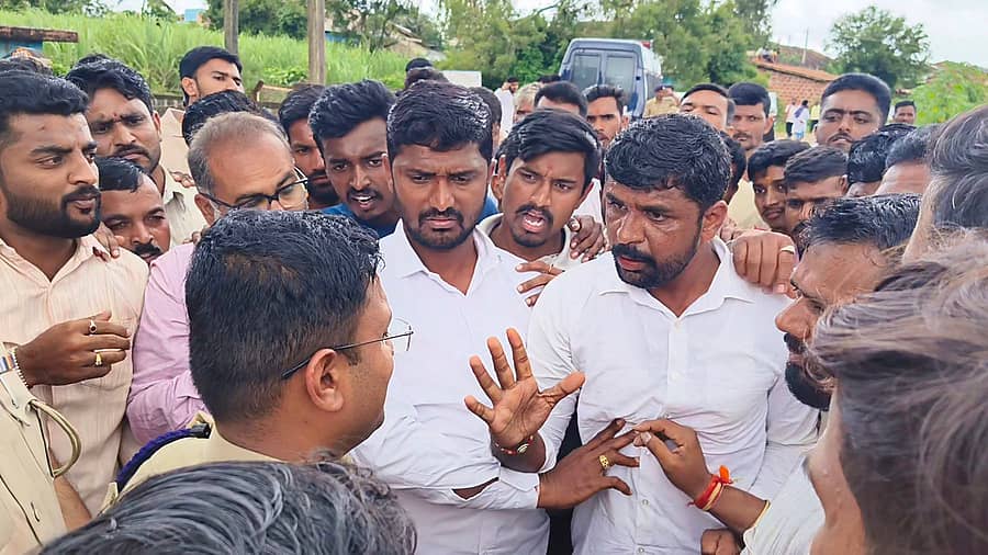 ಚನ್ನಮ್ಮನ ಕಿತ್ತೂರು ತಾಲ್ಲೂಕಿನ ಹುಲಿಕಟ್ಟಿಯಲ್ಲಿ ಡಿವೈಎಸ್‌ಪಿ ವೀರಯ್ಯ ಹಿರೇಮಠ ಅವರಿಗೆ ಮುತ್ತಿಗೆ ಹಾಕಿ ಬಿಜೆಪಿ ಕಾರ್ಯಕರ್ತರು ಯತ್ನಿಸಿದರು