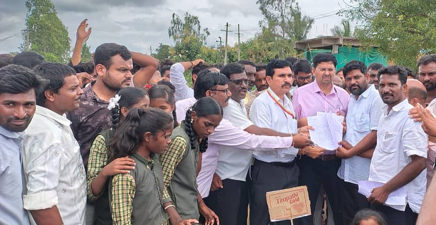 ಚಿಟಗುಪ್ಪ ತಾಲ್ಲೂಕಿನ ಬಸೀರಾಪೂರ ಗ್ರಾಮಸ್ಥರು ಬಿಇಒ ವೆಂಕಟೇಶ ಗೂಡಾಳ್ ಅವರಿಗೆ ಮನವಿ ಸಲ್ಲಿಸಿದರು