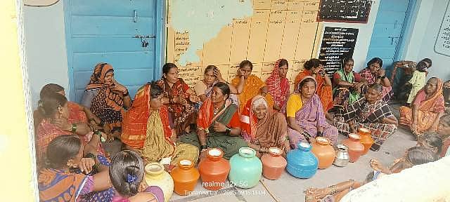 <div class="paragraphs"><p>ವಡಗೇರಾ ತಾಲ್ಲೂಕಿನ ತಡಿಬಿಡಿ ಗ್ರಾಮದಲ್ಲಿ ಮೂಲಸೌಕರ್ಯ ಹಾಗೂ ಕುಡಿಯುವ ನೀರು ಒದಗಿಸುವಂತೆ ಆಗ್ರಹಿಸಿ ಗ್ರಾಮದ ಮಹಿಳೆಯರು ಪಂಚಾಯಿತಿ ಎದುರು ಖಾಲಿ ಕೊಡ ಹಿಡಿದು ಪ್ರತಿಭಟಿಸಿದರು.</p></div>