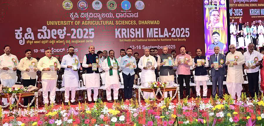 ಧಾರವಾಡದ ಕೃಷಿ ವಿಶ್ವವಿದ್ಯಾಲಯದ ಆವರಣದಲ್ಲಿ ನಡೆದ ಕೃಷಿ ಮೇಳ ಉದ್ಘಾಟನಾ ಸಮಾರಂಭದಲ್ಲಿ ಕೃಷಿ ವಿಶ್ವವಿದ್ಯಾಲಯದ 11 ಪ್ರಕಟಣೆಗಳನ್ನು ಬಿಡುಗಡೆಗೊಳಿಸಲಾಯಿತು. ಶಾಸಕ ಎನ್‌.ಎಚ್‌.ಕೋನರೆಡ್ಡಿ, ಸಚಿವ ಸಂತೋಷ ಲಾಡ್‌, ಮುಖ್ಯಮಂತ್ರಿ ಸಿದ್ದರಾಮಯ್ಯ, ವಿಧಾನ ಪರಿಷತ್ತಿನ ಸಭಾಪತಿ ಬಸವರಾಜ ಹೊರಟ್ಟಿ, ಶಾಸಕ ಪ್ರಸಾದ ಅಬ್ಬಯ್ಯ, ಕುಲಪತಿ ಪ್ರೊ.ಪಿ.ಎಲ್‌.ಪಾಟೀಲ ಪಾಲ್ಗೊಂಡಿದ್ದರು
