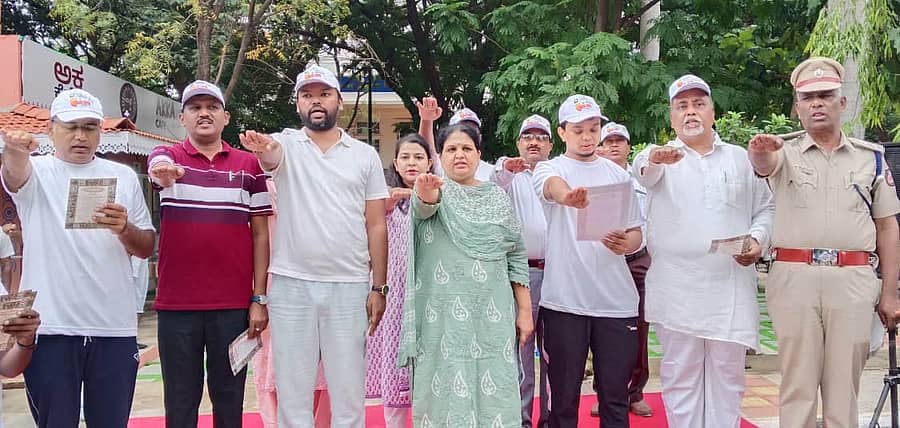 ಹೊಸಪೇಟೆಯಲ್ಲಿ ಸೋಮವಾರ ಜಿಲ್ಲಾಡಳಿತ ಜಿ ಸಹಯೋಗದಲ್ಲಿ ಹಮ್ಮಿಕೊಂಡಿದ್ದ ಅಂತರಾಷ್ಟ್ರೀಯ ಪ್ರಜಾಪ್ರಭುತ್ವ ದಿನಾಚರಣೆ ಕಾರ್ಯಕ್ರಮದ ಅಂಗವಾಗಿ ಏರ್ಪಡಿಸಿದ್ದ ಸೈಕಲ್ ಜಾಥಾಕ್ಕೆ ಚಾಲನೆ ನೀಡಿದ ಜಿಲ್ಲಾಧಿಕಾರಿ ಕವಿತಾ.ಎಸ್.ಮನ್ನಿಕೇರಿ ಅವರು ಪ್ರತಿಜ್ಞಾವಿಧಿ ಬೋಧಿಸಿದರು.