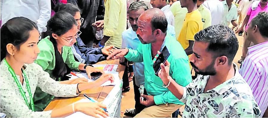 <div class="paragraphs"><p>ಕೃಷಿ ಮೇಳದಲ್ಲಿ ಹೆಸರು ನೊಂದಾಯಿಸಲು ವಿದ್ಯಾರ್ಥಿನಿಯರು ಮಾರ್ಗದರ್ಶನ ನೀಡಿದರು</p></div>