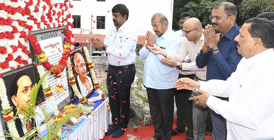 ಶಿವಮೊಗ್ಗ ಜಿಲ್ಲಾಡಳಿತದಿಂದ ಜಿಲ್ಲಾಧಿಕಾರಿ ಕಚೇರಿ ಮುಂಭಾಗದಲ್ಲಿ ಆಯೋಜಿಸಿದ್ದ ‘ಅಂತಾರಾಷ್ಟ್ರೀಯ ಪ್ರಜಾಪ್ರಭುತ್ವ ದಿನಾಚರಣೆ’ ಕಾರ್ಯಕ್ರಮದಲ್ಲಿ ಮಹಾತ್ಮ ಗಾಂಧೀಜಿ ಹಾಗೂ ಬಿ.ಆರ್.ಅಂಬೇಡ್ಕರ್ ಮತ್ತು ಸಂವಿಧಾನ ಪೀಠಿಕೆಯ ಭಾವಚಿತ್ರಕ್ಕೆ ಗಣ್ಯರು ಪುಷ್ಪನಮನ ಸಲ್ಲಿಸಿದರು