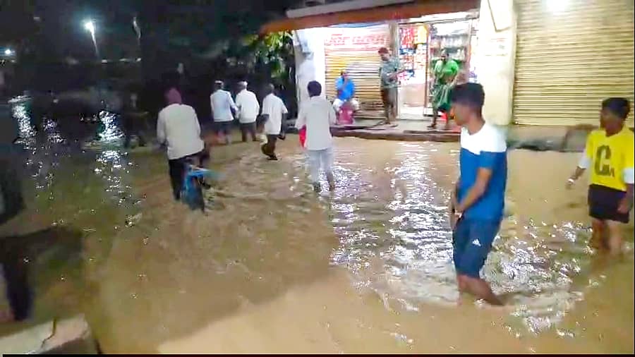 ಹುಲಸೂರ ಪಟ್ಟಣದ ರಸ್ತೆಯಲ್ಲಿ ನೀರು ಸಂಗ್ರಹಗೊಂಡಿರುವುದು