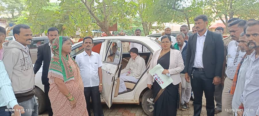 ಕುಂದಗೋಳದಲ್ಲಿ ನಡೆದ ರಾಷ್ಟ್ರೀಯ ಲೋಕ ಅದಾಲತ್‌ನಲ್ಲಿ ಆಸ್ತಿ ಪ್ರಕರಣವೊಂದರ ಇತ್ಯರ್ಥಕ್ಕಾಗಿ ನ್ಯಾಯಾಧೀಶೆ ಗಾಯತ್ರಿ ಹಾಗೂ ವಕೀಲರು ಅನಾರೋಗ್ಯದಿಂದ ಬಳಲುತ್ತಿದ್ದ ವ್ಯಕ್ತಿಯ ಬಳಿಯೇ ತೆರಳಿ ಹೇಳಿಕೆ ದಾಖಲಿಸಿದರು