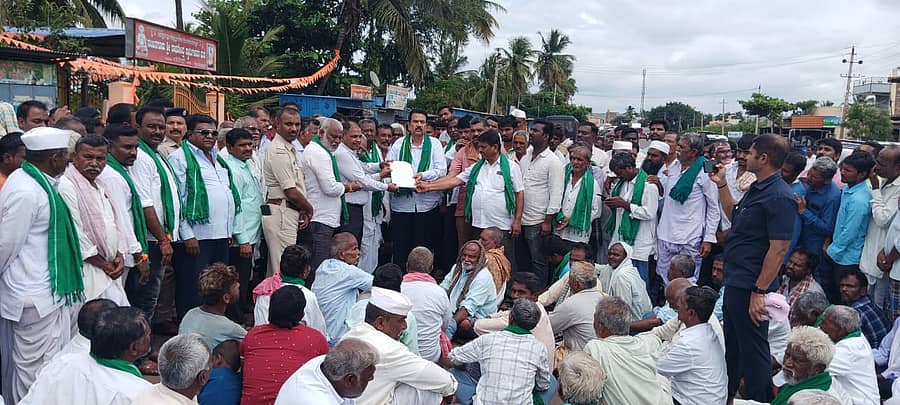 ನರಗುಂದ ತಾಲ್ಲೂಕಿನ ಕೊಣ್ಣೂರ ಗ್ರಾಮದಲ್ಲಿ ಬೆಳೆಹಾನಿ ಪರಿಹಾರಕ್ಕೆ ಆಗ್ರಹಿಸಿ ಶಾಸಕ ಸಿ.ಸಿ. ಪಾಟೀಲ ನೇತೃತ್ವದಲ್ಲಿ ರೈತರು ತಹಶೀಲ್ದಾರ್ ಶ್ರೀಶೈಲ ತಳವಾರ ಅವರಿಗೆ ಮನವಿ ಸಲ್ಲಿಸಿದರು