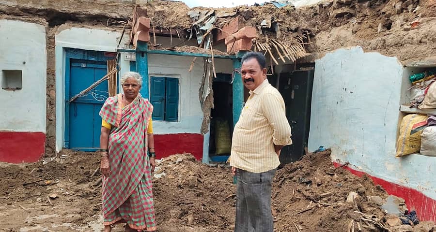 ತೆಕ್ಕಲಕೋಟೆ ವ್ಯಾಪ್ತಿಯಲ್ಲಿ ಎಡೆಬಿಡದೆ ಸುರಿಯುತ್ತಿರುವ ಮಳೆಯಿಂದ ಎಂ ಸೂಗೂರು ಗ್ರಾಮದ ನಿರ್ಮಲಮ್ಮ ಇವರ ಮನೆ ಬಿದ್ದಿರುವುದು
