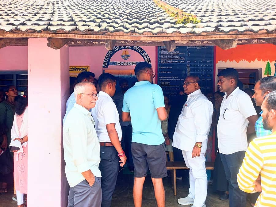 ಕುಂದಾಪುರ ಸಮೀಪದ ಹೆಮ್ಮಾಡಿಯಲ್ಲಿ ಸೋಮವಾರ ನಡೆದ ಪ್ರತಿಭಟನಾ ಸ್ಥಳಕ್ಕೆ ಮಾಜಿ ಶಾಸಕ ಕೆ.ಗೋಪಾಲ ಪೂಜಾರಿ ಭೇಟಿ ನೀಡಿ ಅಹವಾಲು ಸ್ವೀಕರಿಸಿದರು.