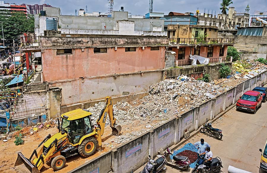 ಯಶವಂತಪುರ ಎಪಿಎಂಸಿ ಯಾರ್ಡ್ ಪಕ್ಕದ ಖಾಲಿ ನಿವೇಶನದಲ್ಲಿ ಕಟ್ಟಡ ತ್ಯಾಜ್ಯಸುರಿಯಲಾಗಿದೆ --- –ಪ್ರಜಾವಾಣಿ ಚಿತ್ರ