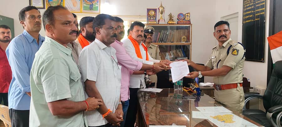 <div class="paragraphs"><p>ಮುಸ್ಲಿಂ ಮುಖಂಡ ಹಾಗೂ ಹಾಲಿ ಪುರಸಭಾ ಸದಸ್ಯರಾದ ಆದಿಲ್ ಅಲಿ ಖಾನ್ ವಿರುದ್ಧ ಕ್ರಮಕ್ಕೆ ಆಗ್ರಹಿಸಿ ಬಿಜೆಪಿ ಸೇರಿದಂತೆ ವಿವಿಧ ಹಿಂದುತ್ವ ಪರ ಮುಖಂಡರು ಎಸ್.ಪಿ ಸ್ವಾಮಿ ನೇತೃತ್ವದಲ್ಲಿ ಜಿಲ್ಲಾ ಪೊಲೀಸ್ ವರಿಷ್ಟಾಧಿಕಾರಿ ಮಲ್ಲಿಕಾರ್ಜುನ ಬಾಲದಂಡಿ ಅವರಿಗೆ ಸೋಮವಾರ ಮದ್ದೂರಿನ ಪೊಲೀಸ್ ಠಾಣೆಯಲ್ಲಿ ದೂರು ಸಲ್ಲಿಸಿದರು.&nbsp;&nbsp;</p></div>