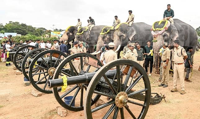 <div class="paragraphs"><p>ಮೈಸೂರು ದಸರಾ ಮಹೋತ್ಸವದ ಪೂರ್ವಭಾವಿಯಾಗಿ ಸೋಮವಾರ ವಸ್ತು ಪ್ರದರ್ಶನ ಆವರಣದಲ್ಲಿ ಫಿರಂಗಿಗಳಿಂದ ಸಿಡಿಮದ್ದು ಸಿಡಿಸುವ ತಾಲೀಮು ನಡೆಯಿತು. </p></div>