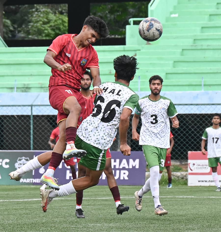 ಸ್ಪೋರ್ಟಿಂಗ್ ಕ್ಲಬ್ ಬೆಂಗಳೂರು ತಂಡದ ಜೋಮನ್ ಜಾಕೋಬ್ (ಕೆಂಪು ಜೆರ್ಸಿ) ಹಾಗೂ ಎಚ್ಎಎಲ್ ಎಫ್ಸಿ ತಂಡದ ಮೊಹಮ್ಮದ್ ಆಲ್ಬಕ್ಸ್ (ಜೆರ್ಸಿ ಸಂಖ್ಯೆ 66) ಅವರು ಚೆಂಡಿನ ಮೇಲೆ ನಿಯಂತ್ರಣಕ್ಕಾಗಿ ಸೆಣಸಿದ್ದು ಹೀಗೆ –ಪ್ರಜಾವಾಣಿ ಚಿತ್ರ: ಬಿ.ಕೆ. ಜನಾರ್ಧನ್