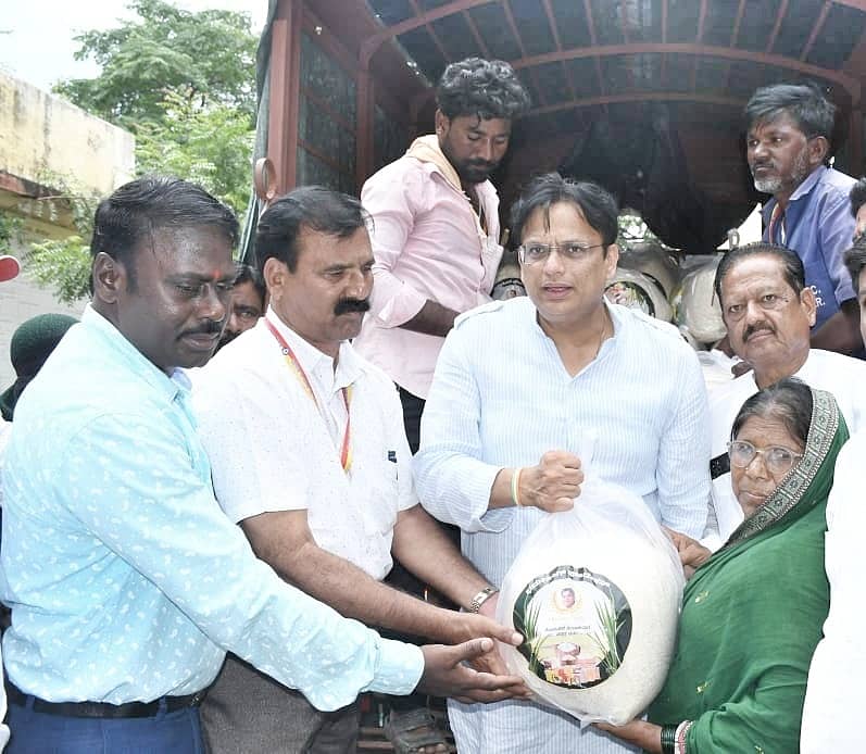 ಜೇವರ್ಗಿ ಪಟ್ಟಣದಲ್ಲಿ ಸೋಮವಾರ ಸಂತ್ರಸ್ತರಿಗೆ ಶಾಸಕ ಡಾ.ಅಜಯಸಿಂಗ್ ಆಹಾರ ಸಾಮಗ್ರಿ ಕಿಟ್ ವಿತರಣೆ ಮಾಡಿದರು