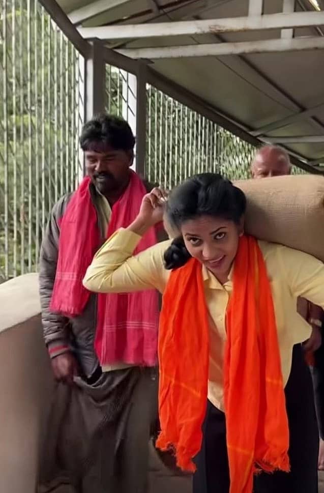 ಯುವತಿಯೊಬ್ಬಳು 25 ಕೆಜಿ‌ ಅಕ್ಕಿಚೀಲ ಹೊತ್ತು ಅಂಜನಾದ್ರಿ ಬೆಟ್ಟ ಏರಿದಳು