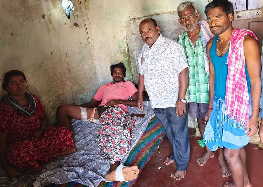 ದೊಡ್ಡಬಳ್ಳಾಪುರ ತಾಲ್ಲೂಕಿನ ಮಾಕಳಿ ಗ್ರಾಮದ ರೈತ ರಮೇಶ್‌ ಕರಡಿ ದಾಳಿಯಿಂದ ಗಾಯಗೊಂಡಿರುವುದು