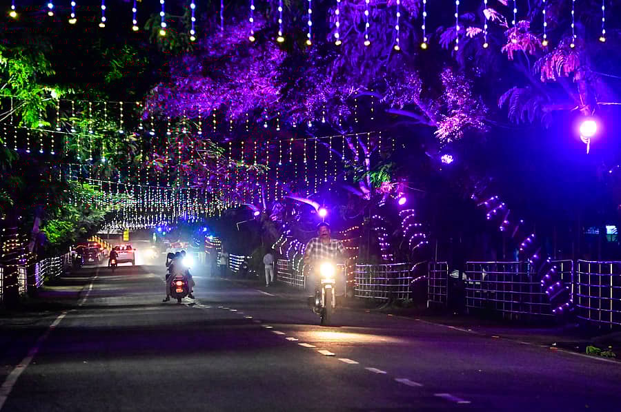 ಜಿಲ್ಲಾಧಿಕಾರಿಯಿಂದ ಕೆಕೆಆರ್ಡಿಬಿ ಕಚೇರಿಗೆ ಹೋಗುವ ಮಾರ್ಗವು ವಿದ್ಯುತ್ ದೀಪಗಳ ಚಿತ್ತಾರದಲ್ಲಿ ಸೋಮವಾರ ರಾತ್ರಿ ಕಂಗೊಳಿಸಿದ ಬಗೆ...