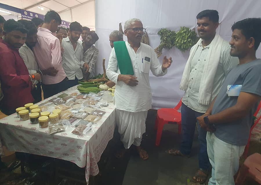 ಧಾರವಾಡದ ಕೃಷಿ ಮೇಳದ ಮಳಿಗೆಯಲ್ಲಿ ಈಶ್ವರಪ್ಪ ಮಾಳಣ್ಣವರ ಅವರು ಸಾವಯವ ಮತ್ತು ಸಮಗ್ರ ಕೃಷಿ ಪದ್ಧತಿ ಮಹತ್ವ ಕುರಿತು ರೈತರಿಗೆ ಮಾಹಿತಿ ನೀಡಿದರು.