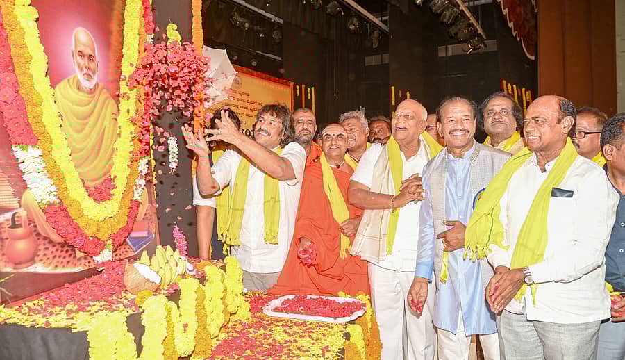 <div class="paragraphs"><p>ಕಲಾಮಂದಿದರಲ್ಲಿ ಸೋಮವಾರ ನಡೆದ ಕಾರ್ಯಕ್ರಮದಲ್ಲಿ ಬ್ರಹ್ಮಶ್ರೀ ನಾರಾಯಣಗುರುಗಳ ಭಾವಚಿತ್ರಕ್ಕೆ ಸಚಿವ ಮಧು ಬಂಗಾರಪ್ಪ ಪುಷ್ಪಾರ್ಚನೆ ಮಾಡಿದರು. ವಿಖ್ಯಾತಾನಂದ ಸ್ವಾಮೀಜಿ, ರೇಣುಕಾನಂದ ಸ್ವಾಮೀಜಿ, ರಾಜಶೇಖರ್ ಕದಂಬ, ಕೆ.ಕೆ. ಮನೋಜ್ ಕುಮಾರ್, ಡಿ. ತಿಮ್ಮಯ್ಯ, ಪೋತರಾಜ್ ಜೊತೆಗಿದ್ದರು</p></div>