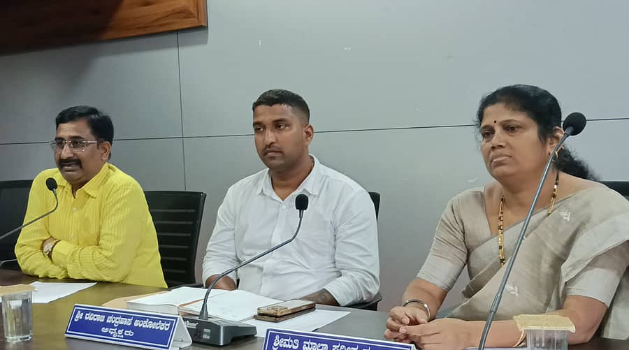 ಕಾರವಾರ ನಗರಸಭೆಯ ವಿಶೇಷ ಸಾಮಾನ್ಯ ಸಭೆಯಲ್ಲಿ ಪೌರಾಯುಕ್ತ ಜಗದೀಶ ಹುಲಗೆಜ್ಜಿ ಮಾತನಾಡಿದರು. ಅಧ್ಯಕ್ಷ ರವಿರಾಜ್ ಅಂಕೋಲೇಕರ್, ಸ್ಥಾಯಿ ಸಮಿತಿ ಅಧ್ಯಕ್ಷೆ ಮಾಲಾ ಹುಲಸ್ವಾರ್ ಜತೆಗಿದ್ದರು.