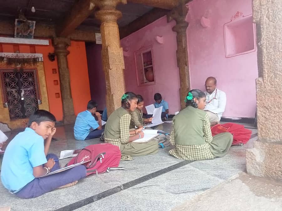 ಶಹಾಪುರ ತಾಲ್ಲೂಕಿನ ಕೊಡಮನಹಳ್ಳಿ ಗ್ರಾಮದ ಸರ್ಕಾರಿ ಹಿರಿಯ ಪ್ರಾಥಮಿಕ ಶಾಲೆಯ ಮಕ್ಕಳು ಆಂಜನೇಯ ದೇವಸ್ಥಾನದಲ್ಲಿ ಅಭ್ಯಾಸ ಮಾಡುತ್ತಿರುವುದು