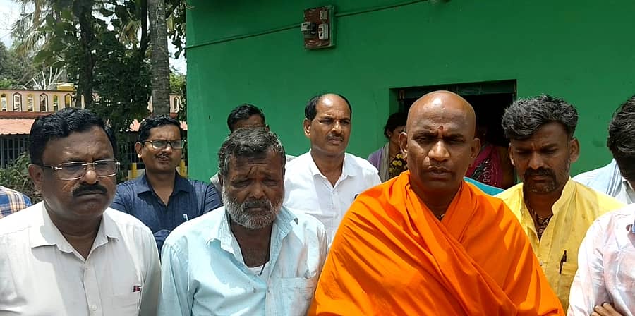 ಹೊಳೆನರಸೀಪುರ ತಾಲೂಕಿನ ಕೆ.ಬಿ.ಪಾಳ್ಯದ ಮೃತ ವಿ.ಎಂ.ರಾಜೇಶ್ ಮನೆಗೆ ನಿಶ್ಚಲಾನಂದನಾಥ ಸ್ವಾಮೀಜಿ ಸೋಮವಾರ ಭೇಟಿ ನೀಡಿ ಕುಟುಂಬದವರಿಗೆ ಸಾಂತ್ವನ ಹೇಳಿದರು. ತಹಶೀಲ್ದಾರ್ ವೈ.ಎಂ.ರೇಣುಕುಮಾರ್ ಇದ್ದರು