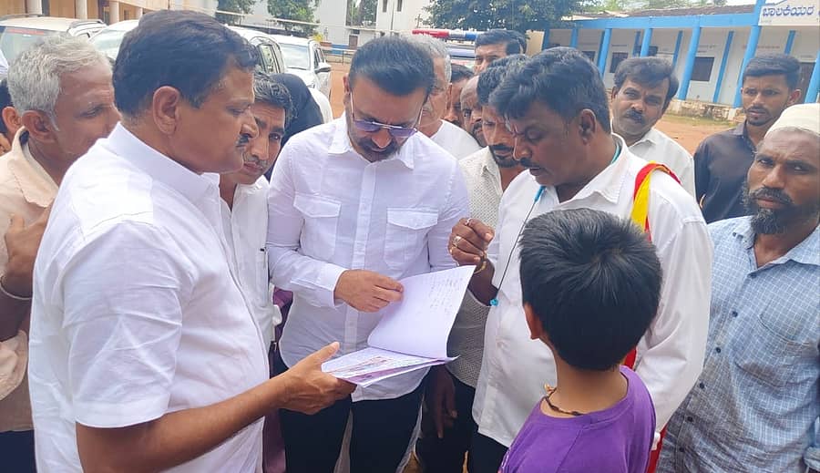 ಕಲಘಟಗಿಯಲ್ಲಿ ಕರವೇ (ಪ್ರವೀಣ್ ಶೆಟ್ಟಿ ಬಣದ) ಪದಾಧಿಕಾರಿಗಳು ಕಾರ್ಮಿಕ ಸಚಿವ ಸಂತೋಷ ಲಾಡ್ ಅವರಿಗೆ ಮನವಿ ಸಲ್ಲಿಸಿದರು