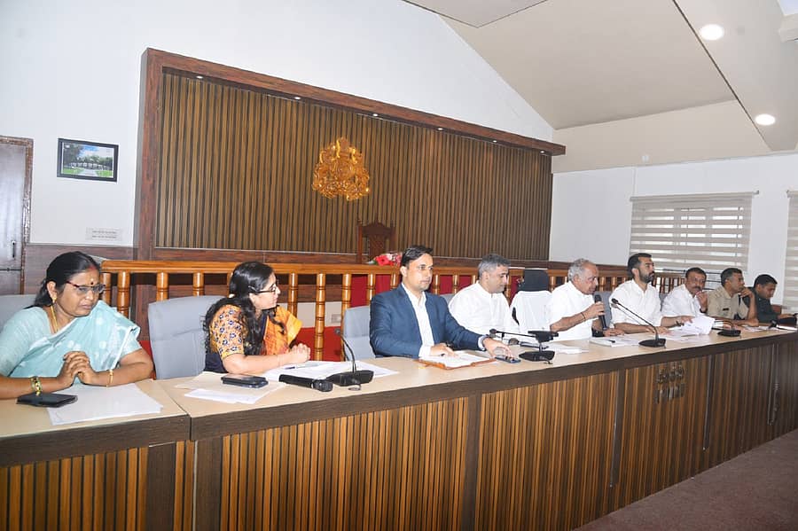 ಜಿಲ್ಲಾಧಿಕಾರಿ ಕಚೇರಿಯಲ್ಲಿ ಸೋಮವಾರ ನಡೆದ ಎರಡೂ ನಗರಗಳ ದಸರಾ ಸಮಿತಿಯೊಂದಿಗಿನ ಸಭೆಯಲ್ಲಿ ಜಿಲ್ಲಾ ಉಸ್ತುವಾರಿ ಸಚಿವ ಎನ್.ಎಸ್.ಭೋಸರಾಜು ಮಾತನಾಡಿದರು