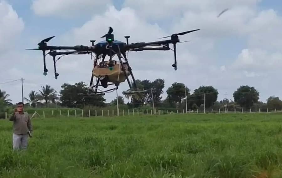 ದೊಡ್ಡಬಳ್ಳಾಪುರ ತಾಲ್ಲೂಕಿನ ಮೆಣಸಿ ಗ್ರಾಮದಲ್ಲಿ ಕೃಷಿ ಇಲಾಖೆಯಿಂದ ಕೃಷಿಯಲ್ಲಿ ಡ್ರೋನ್‌ ಬಳಕೆ ಕುರಿತು ತರಬೇತಿ ಮತ್ತು ಪ್ರಾತ್ಯಕ್ಷಿತೆ ನಡೆಯಿತು