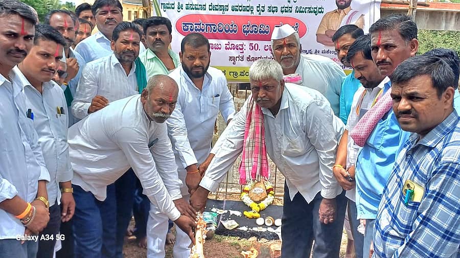 <div class="paragraphs"><p>ಹಂದಿಗುಂದ<strong> </strong>ಸಮೀಪದ ಮರಾಕುಡಿ ಗ್ರಾಮದಲ್ಲಿ ವಿವಿಧ ಕಾಮಗಾರಿಗಳಿಗೆ ಶಾಸಕ ಮಹೇಂದ್ರ ತಮ್ಮಣ್ಣವರ ಈಚೆಗೆ ಚಾಲನೆ ನೀಡಿದರು</p></div>