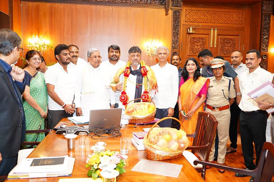 ಹಾಸನ ಜಿಲ್ಲಾಡಳಿತದಿಂದ ಬೆಂಗಳೂರಿನಲ್ಲಿ ಮಂಗಳವಾರ ಮುಖ್ಯಮಂತ್ರಿ ಸಿದ್ದರಾಮಯ್ಯ, ಉಪ ಮುಖ್ಯಮಂತ್ರಿ ಡಿ.ಕೆ. ಶಿವಕುಮಾರ್ ಅವರಿಗೆ ಆಹ್ವಾನ ನೀಡಲಾಯಿತು