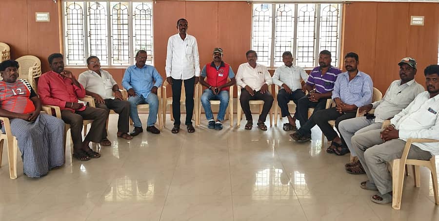 ಚಾಮರಾಜನಗರದ ಡಾ.ಬಿ.ಆ‌ರ್.ಅಂಬೇಡ್ಕರ್ ಭವನದಲ್ಲಿ ಮಂಗಳವಾರ ದಲಿತ ಸಂಘಟನೆಗಳ ನೇತೃತ್ವದಲ್ಲಿ ಆಯೋಜಿಸಿದ್ದ ಸಭೆಯಲ್ಲಿ ಮುಖಂಡ ಶಿವಣ್ಣ ಮಾತನಾಡಿದರು