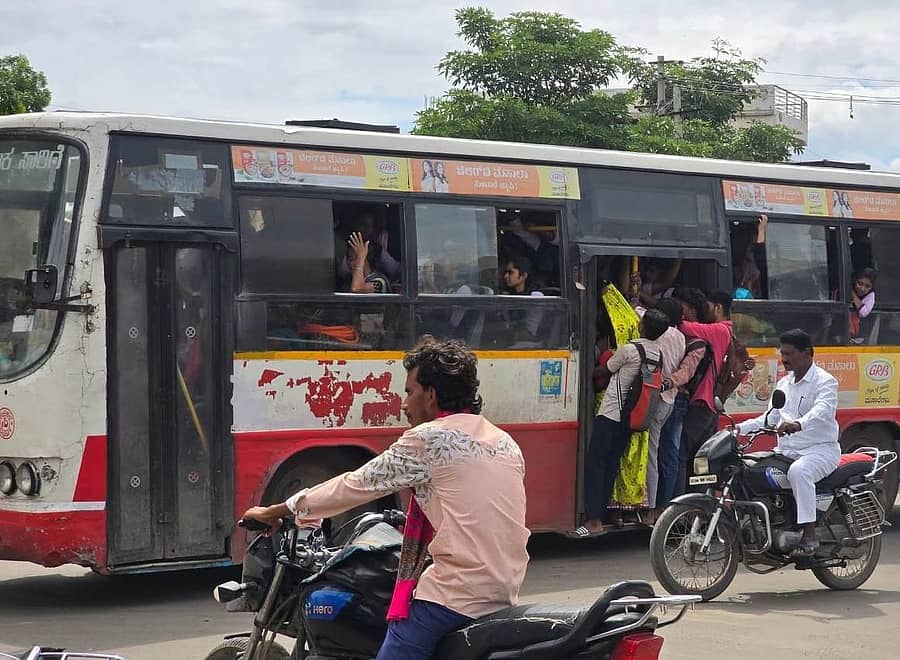 ದೇವರಹಿಪ್ಪರಗಿ-ಇಂಡಿ ಪಟ್ಟಣಗಳ ನಡುವೆ ಪ್ರತಿನಿತ್ಯ ಸಂಚರಿಸುವ ಬಸ್ ಸಾರ್ವಜನಿಕರಿಂದ ಭರ್ತಿಯಾದ ಕಾರಣ ವಿದ್ಯಾರ್ಥಿಗಳು ಬಾಗಿಲಲ್ಲಿ ಜೋತು ಬಿದ್ದು ಪ್ರಯಾಣಿಸುವ ಪರಿಸ್ಥಿತಿ ಇದೆ