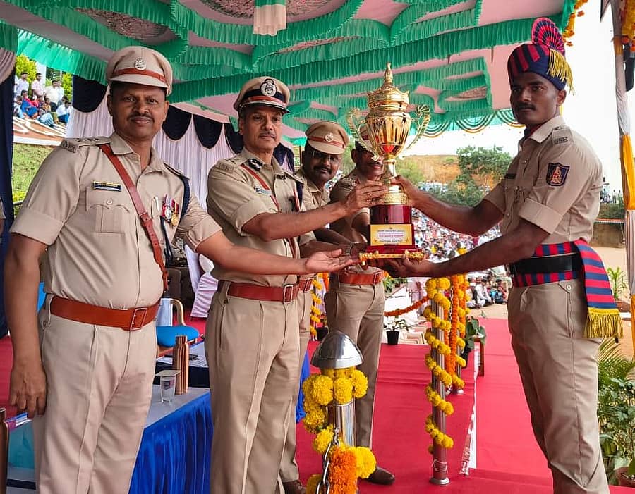 ಧಾರವಾಡದಲ್ಲಿ ನಡೆದ ಸಶಸ್ತ್ರ ಪೊಲೀಸ್ ಕಾನ್ಸ್ಟೆಬಲ್ ಎರಡನೇ ತಂಡದ ನಿರ್ಗಮನ ಪಥಸಂಚಲನ ಕಾರ್ಯಕ್ರಮದಲ್ಲಿ ಹೆಚ್ಚುವರಿ ಪೊಲೀಸ್ ಮಹಾನಿರ್ದೇಶಕ ಅಲೋಕ್ ಕುಮಾರ್ ಅವರು ಪ್ರಶಿಕ್ಷಣಾರ್ಥಿ ಶ್ರೀಶೈಲ ಚಿನಗುಂಡಿ ಅವರಿಗೆ ಸರ್ವೋತ್ತಮ ಪ್ರಶಸ್ತಿ ನೀಡಿದರು