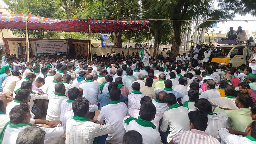 ಗುಂಡ್ಲುಪೇಟೆ ಪಟ್ಟಣದ ತಾಲ್ಲೂಕು ಕಚೇರಿ ಮುಂಭಾಗ ಸಾಮೂಹಿಕ ನಾಯಕತ್ವ ರೈತ ಸಂಘಟನೆ ಪದಾಧಿಕಾರಿಗಳು ಮಂಗಳವಾರ ಪ್ರತಿಭಟನೆ ನಡೆಸಿದರು