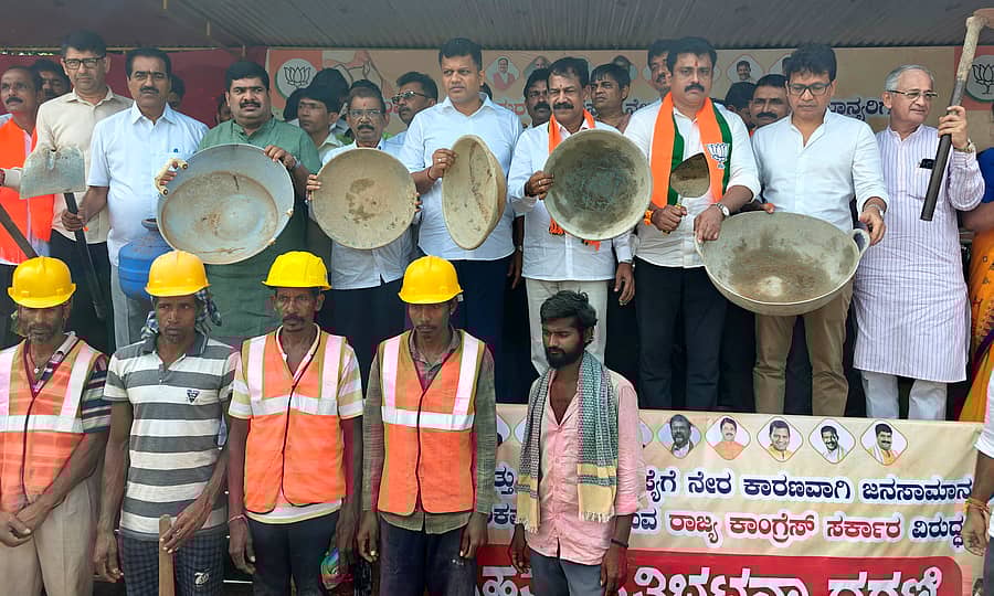 ಕೆಂಪು ಕಲ್ಲು ಮತ್ತು ಮರಳು ಅಭಾವವನ್ನು ನೀಗಿಸಲು ಸರ್ಕಾರ ಕ್ರಮ ವಹಿಸಿಲ್ಲ ಎಂದು ಆರೋಪಿಸಿ ಮಂಗಳೂರಿನ ಮಿನಿ ವಿಧಾನಸೌಧದ ಬಳಿ ಮಂಗಳವಾರ ಪ್ರತಿಭಟನೆ ನಡೆಸಿದ ಬಿಜೆಪಿ ಮುಖಂಡರು ಹಾರೆ, ಬುಟ್ಟಿ ಹಾಗೂಚಟ್ಟಿಗಳನ್ನು ಪ್ರದರ್ಶಿಸಿ ಆಕ್ರೋಶ ವ್ಯಕ್ತಪಡಿಸಿದರು: ಪ್ರಜಾವಾಣಿ ಚಿತ್ರ