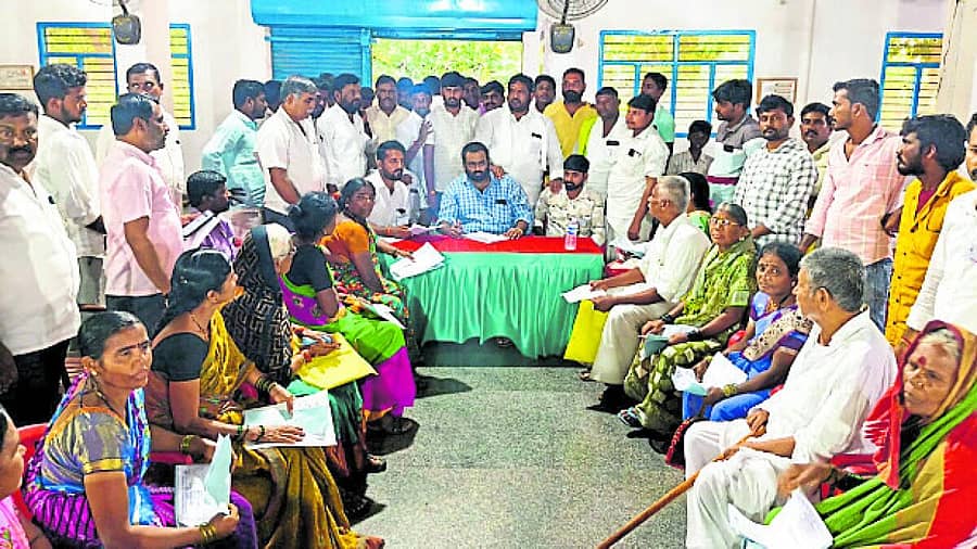 <div class="paragraphs"><p>ಕಾರಟಗಿಯಲ್ಲಿ ಬಿಜೆಪಿ ಜಿಲ್ಲಾಧ್ಯಕ್ಷ, ಮಾಜಿ ಶಾಸಕ ಬಸವರಾಜ ದಢೇಸೂಗೂರು ಹಾಗೂ ಬೆಂಗಳೂರಿನ ಸಪ್ತಗಿರಿ ಆಸ್ಪತ್ರೆ ಸಹಯೋಗದಲ್ಲಿ ಭಾನುವಾರ ಉಚಿತ ಆರೋಗ್ಯ ತಪಾಸಣಾ ಶಿಬಿರದಲ್ಲಿ ನೆರೆದ ಜನರು, ಮುಖಂಡರು, ವೈದ್ಯರು ಇದ್ದರು</p></div>