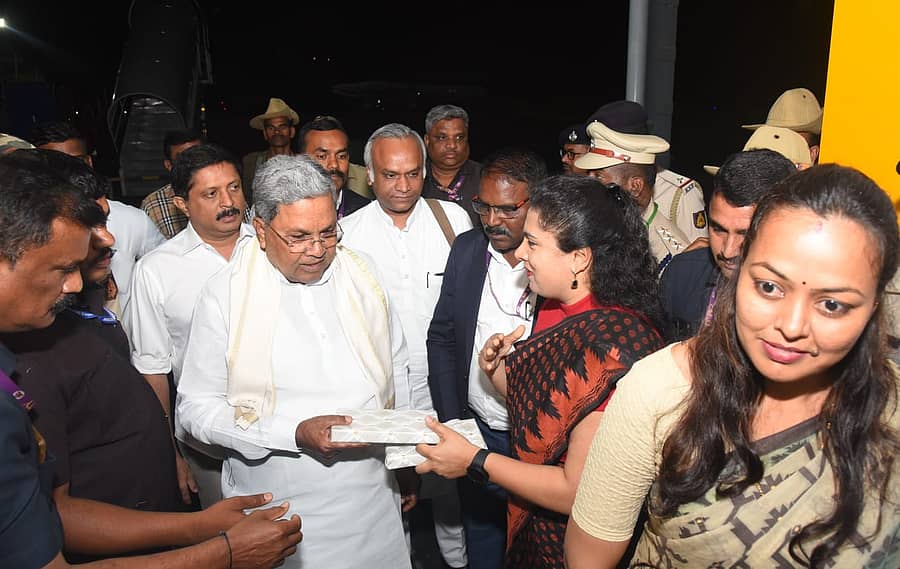 ಕಲಬುರಗಿಯ ಐವಾನ್ ಇ ಶಾಹಿ ಅತಿಥಿಗೃಹಕ್ಕೆ ಮಂಗಳವಾರ ರಾತ್ರಿ ಬಂದ ಮುಖ್ಯಮಂತ್ರಿ ಸಿದ್ದರಾಮಯ್ಯ ಅವರನ್ನು ಜಿಲ್ಲಾಧಿಕಾರಿ ಬಿ. ಫೌಜಿಯಾ ತರನ್ನುಮ್ ಪುಸ್ತಕ ನೀಡಿ ಸ್ವಾಗತಿಸಿದರು. ಸಚಿವರಾದ ಭೈರತಿ ಸುರೇಶ್, ಪ್ರಿಯಾಂಕ್ ಖರ್ಗೆ ಈ ಸಂದರ್ಭದಲ್ಲಿದ್ದರು