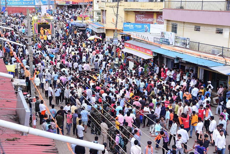 ಹಾವೇರಿಯ ಸುಭಾಷ ವೃತ್ತದಲ್ಲಿ ಪ್ರತಿಷ್ಠಾಪಿಸಲಾಗಿದ್ದ ಹಾವೇರಿ ಕಾ ರಾಜಾ ಗಣಪತಿ ಮೂರ್ತಿ ವಿಸರ್ಜನಾ ಮೆರವಣಿಗೆಯಲ್ಲಿ ಪಾಲ್ಗೊಂಡಿದ್ದ ಜನರು