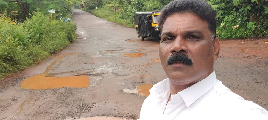 ‘ರಸ್ತೆ ಗುಂಡಿಗಳ ಜೊತೆ ಸೆಲ್ಫಿ’ ಅಭಿಯಾನಕ್ಕೆ ಕುತ್ಯಾರು ನವೀನ್ ಶೆಟ್ಟಿ  ಚಾಲನೆ ನೀಡಿದರು 