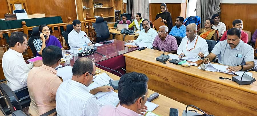 ಮಂಡ್ಯ ಜಿಲ್ಲಾಧಿಕಾರಿ ಕಚೇರಿಯಲ್ಲಿ ಮಂಗಳವಾರ ಆಯೋಜಿಸಿದ್ದ ಡೆಂಗಿ ನಿಯಂತ್ರಣ ಸಹಕರಿಸದವರಿಗೆ ಜುಲ್ಮಾನೆ/ ದಂಡ ವಿಧಿಸುವ ಕುರಿತು ಜಿಲ್ಲಾಧಿಕಾರಿ ಕುಮಾರ ಅಧ್ಯಕ್ಷತೆಯಲ್ಲಿ ಜಿಲ್ಲಾ ಮಟ್ಟದ ಸಭೆ ನಡೆಯಿತು. ಜಿಲ್ಲಾ ಪಂಚಾಯಿತಿ ಸಿಇಒ ಕೆ.ಆರ್.ನಂದಿನಿ ಪಾಲ್ಗೊಂಡಿದ್ದರು