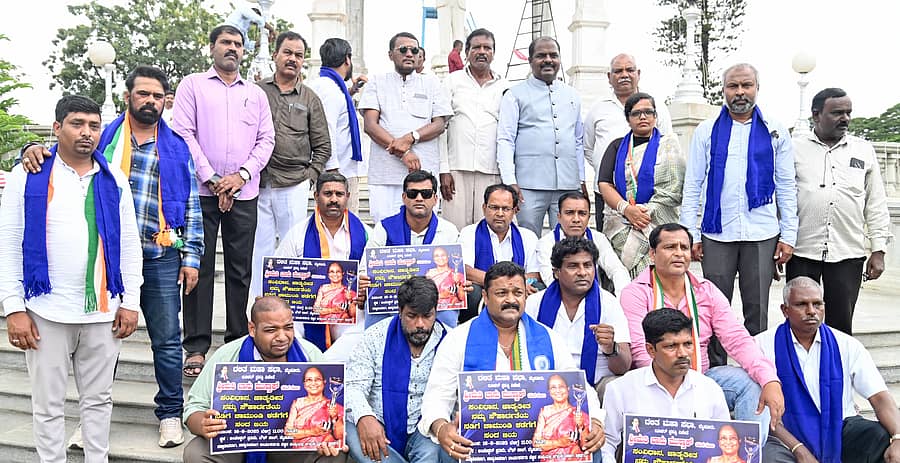 ಮೈಸೂರಿನ ಪುರಭವನದ ಆವರಣದಲ್ಲಿ ನಗರ (ಜಿಲ್ಲಾ ) ಕಾಂಗ್ರೆಸ್ ಹಾಗೂ ದಲಿತ ಮಹಾಸಭಾ ಸದಸ್ಯರು ಬಾನು ಮುಷ್ತಾಕ್ ಅವರನ್ನು ದಸರಾ ಉದ್ಘಾಟಕರನ್ನಾಗಿ ಆಯ್ಕೆ ಮಾಡಿರುವುದನ್ನು ಪ್ರಶ್ನಿಸಿ ಹೈಕೋರ್ಟ್ಗೆ ಸಲ್ಲಿಕೆಯಾಗಿದ್ದ ಪಿಐಎಲ್ ವಜಾಗೊಂಡಿರುವುದನ್ನು ಸ್ವಾಗತಿಸಿ ಹರ್ಷಾಚರಣೆ ನಡೆಸಿದರು ಪ್ರಜಾವಾಣಿ ಚಿತ್ರ