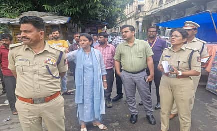 ಜಂಬೂಸವಾರಿ ಸಾಗುವ ಮಾರ್ಗದ ಹಳೆ, ಶಿಥಿಲ ಕಟ್ಟಡಗಳು, ನಿರ್ಮಾಣ ಹಂತದಲ್ಲಿರುವ ಕಟ್ಟಡಗಳ ಪರಿಶೀಲನೆ ನಡೆಸಿದ ನಗರ ಪೊಲೀಸ್ ಆಯುಕ್ತೆ ಸೀಮಾ ಲಾಟ್ಕರ್ ನೇತೃತ್ವದ ತಂಡ ಕಟ್ಟಡಗಳ ಮೇಲೆ ನಿಂತು ವೀಕ್ಷಿಸುವ ಸಂಬಂಧ ಮಾಲೀಕರಿಗೆ ಎಚ್ಚರಿಕೆ ನೀಡಿತು