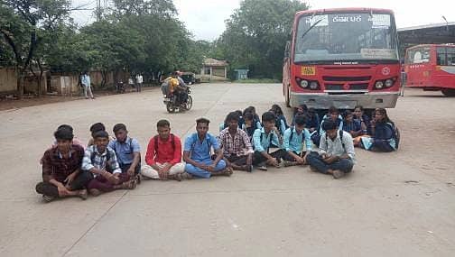 ಲಕ್ಷ್ಮೇಶ್ವರದ ಬಸ್ ನಿಲ್ದಾಣದಲ್ಲಿ ವಿದ್ಯಾರ್ಥಿಗಳು ಮಂಗಳವಾರ ಬಸ್ ತಡೆದು ಪ್ರತಿಭಟನೆ ನಡೆಸಿದರು